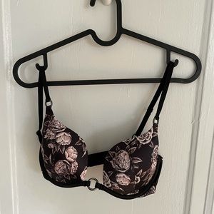 VICTORIA’S SECRET Lined Plunge Bra 32D